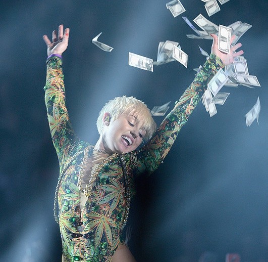 Miley Cyrus ra giá 1,5 triệu USD nếu ai muốn mời cô diễn trong show diễn riêng.